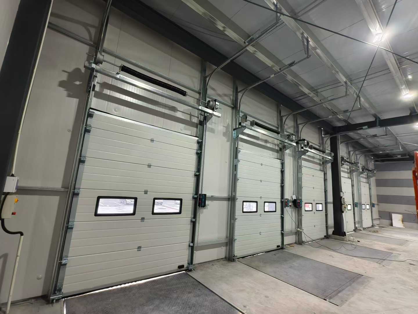 Индустриски пресечни врати и пристанишни нивоа Пратка за магацински проекти